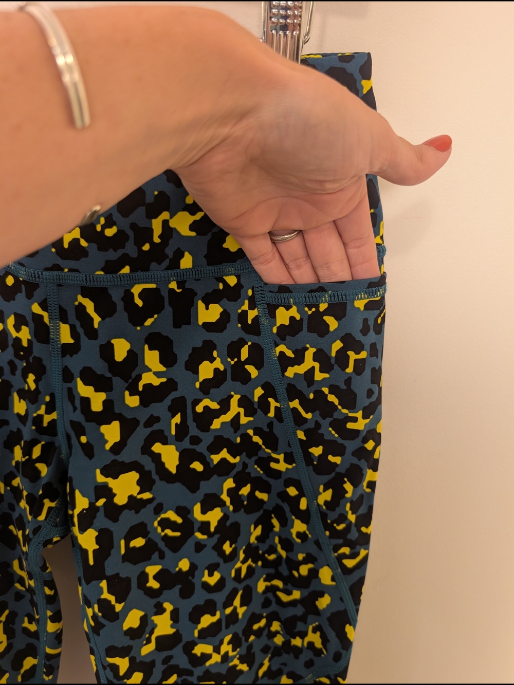 Sweaty Betty Power 7/8 Length Blue & Yellow Leopard Print Leggings Women's Sz 4 - Picture 4 of 10